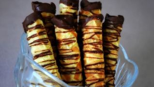 Вафельные трубочки с вишней в шоколаде