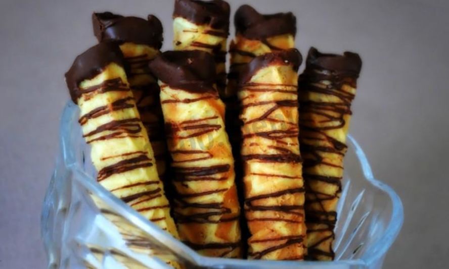 Рецепт вафельных трубочек с вишней в шоколаде
