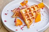 Вафли с беконом, медом и хурмой