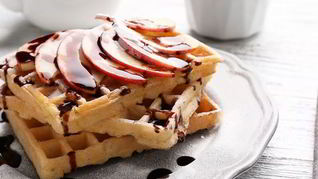 Вафли с жареными яблоками