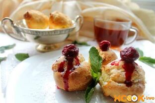 Домашние профитроли с начинкой из вишен