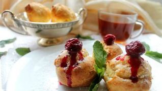 Домашние профитроли с начинкой из вишен