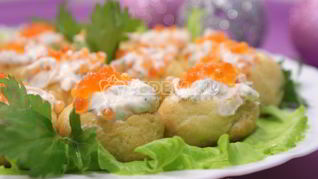 Профитроли с икрой и творожной начинкой