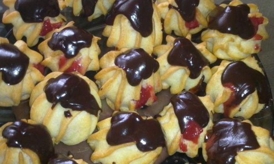Рецепт профитролей с клубникой и шоколадом