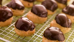 Профитроли с начинкой пралине