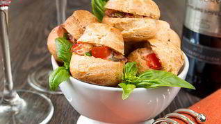 Профитроли с острым куриным салатом