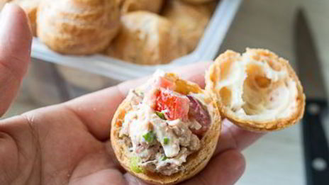 профитроли с острым куриным салатом