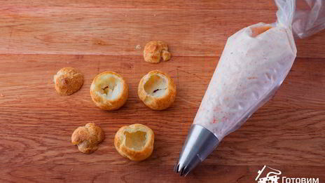 профитроли с пармезаном и муссом из форели