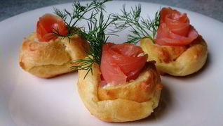 Профитроли с творожным сыром и семгой