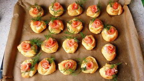 профитроли с творожным сыром и семгой