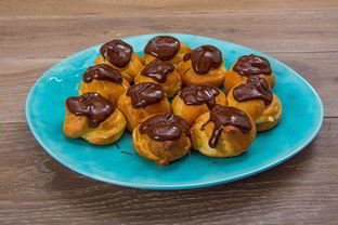 Профитроли с заварным кремом и шоколадом