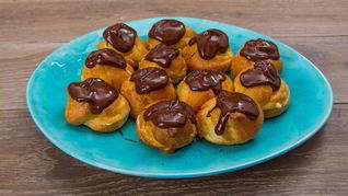 Профитроли с заварным кремом и шоколадом