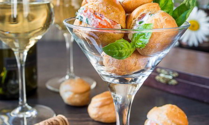 Рецепт профитролей со сливочным сыром и лососем