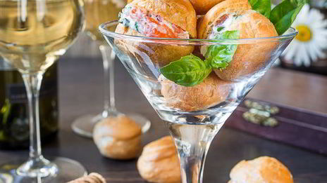 профитроли со сливочным сыром и лососем