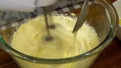 эклеры с шоколадной помадкой и масляным кремом