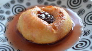 Заварные пирожные эклеры с клубничным сиропом