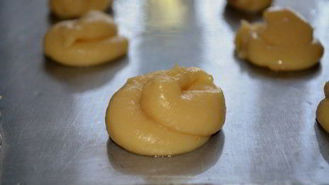 заварные пирожные эклеры с клубничным сиропом