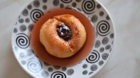 заварные пирожные эклеры с клубничным сиропом