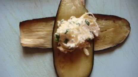 запеченные конвертики из баклажанов