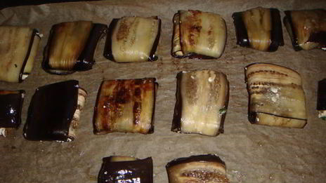 запеченные конвертики из баклажанов