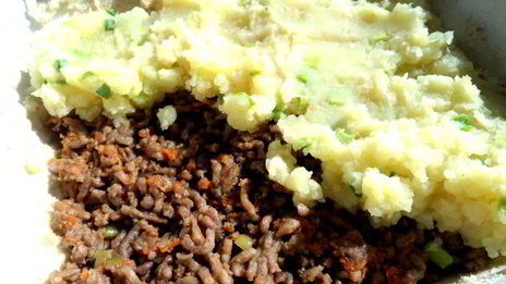 картофельная запеканка с сельдереем и фаршем