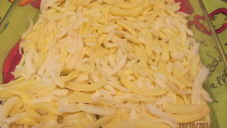 картофельная запеканка с сосисками и грибами