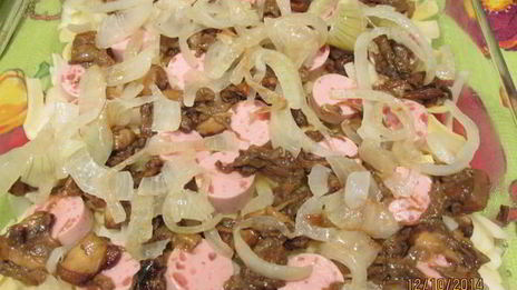 картофельная запеканка с сосисками и грибами