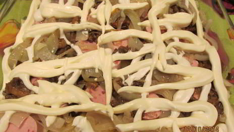 картофельная запеканка с сосисками и грибами