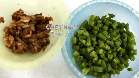 порционные грибные запеканки с томатами, стручковой фасолью и сыром джюгас