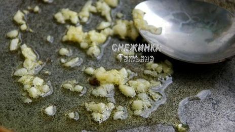 порционные грибные запеканки с томатами, стручковой фасолью и сыром джюгас