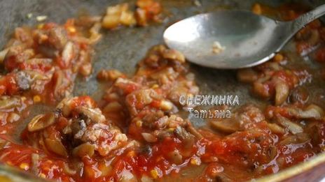 порционные грибные запеканки с томатами, стручковой фасолью и сыром джюгас