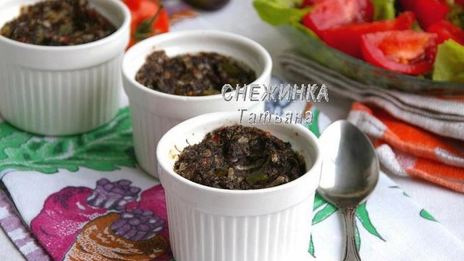 порционные грибные запеканки с томатами, стручковой фасолью и сыром джюгас