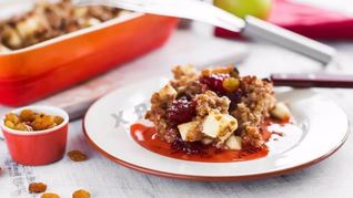 Постная гречневая запеканка с яблоками и изюмом