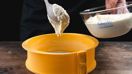 творожная запеканка с кремом и ягодами