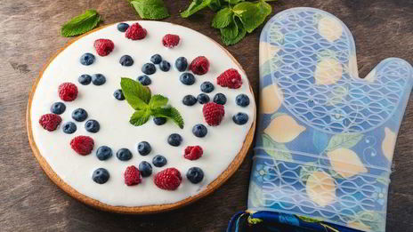 творожная запеканка с кремом и ягодами