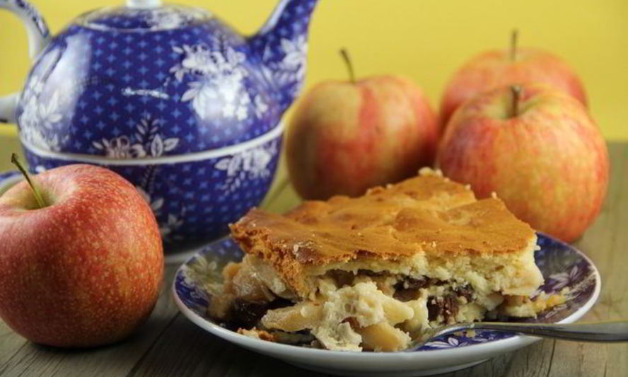 Рецепт яблочной запеканки с изюмом и миндалем