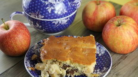 яблочная запеканка с изюмом и миндалем