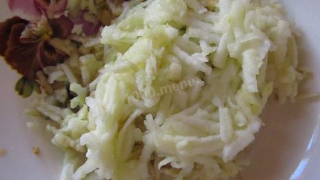 яблочная запеканка с изюмом на пару