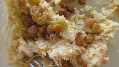 яблочная запеканка с изюмом на пару