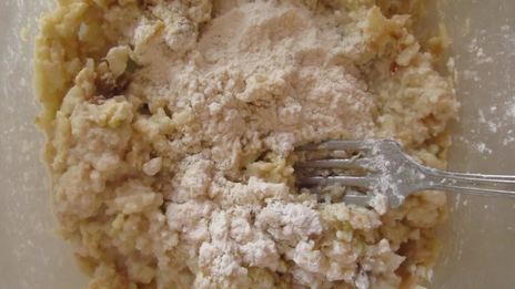 яблочная запеканка с изюмом на пару