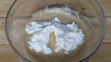 запеканка из домашнего творога и бурого риса с яблоками