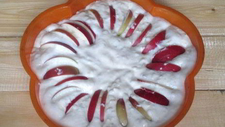 запеканка из домашнего творога и бурого риса с яблоками