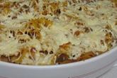 Запеканка из макарон с фаршем, грибами и томатным соусом