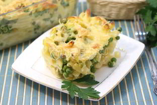 Запеканка из макарон с сыром и зеленым горошком