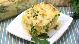 Запеканка из макарон с сыром и зеленым горошком