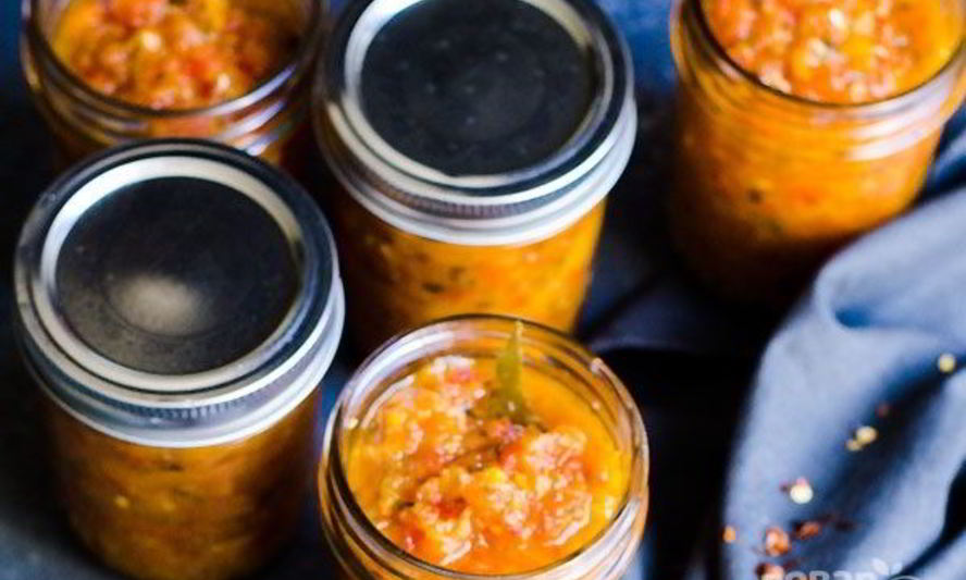Рецепт аджики из помидоров, перца и яблок на зиму