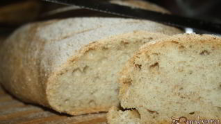 Ароматный хлеб с цельнозерновой мукой и сухой кавказской аджикой ночного брожения