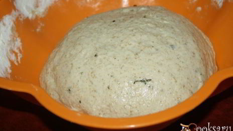 ароматный хлеб с цельнозерновой мукой и сухой кавказской аджикой ночного брожения