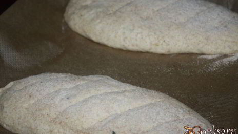 ароматный хлеб с цельнозерновой мукой и сухой кавказской аджикой ночного брожения