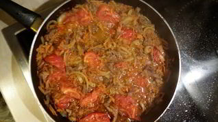 Говядина с аджикой и помидорами